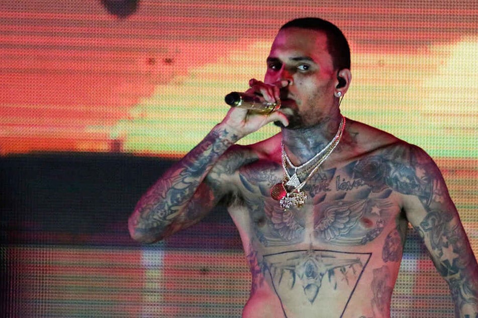 Hat Chris Brown eine Frau in Paris vergewaltigt? Er sitzt in Untersuchungshaft.