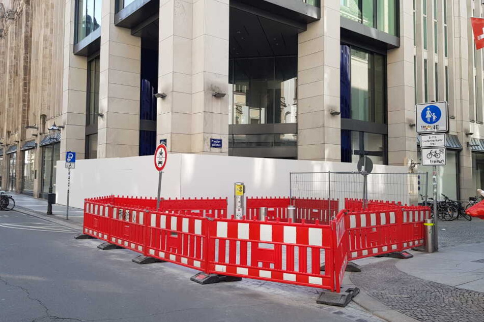 Gut zwei Meter hohe Holzplatten wurden um den Eingangsbereich der ehemaligen Karstadt-Filiale an der Ecke Neumarkt/Preußergässchen aufgestellt. Was dahinter passiert, ist unklar.