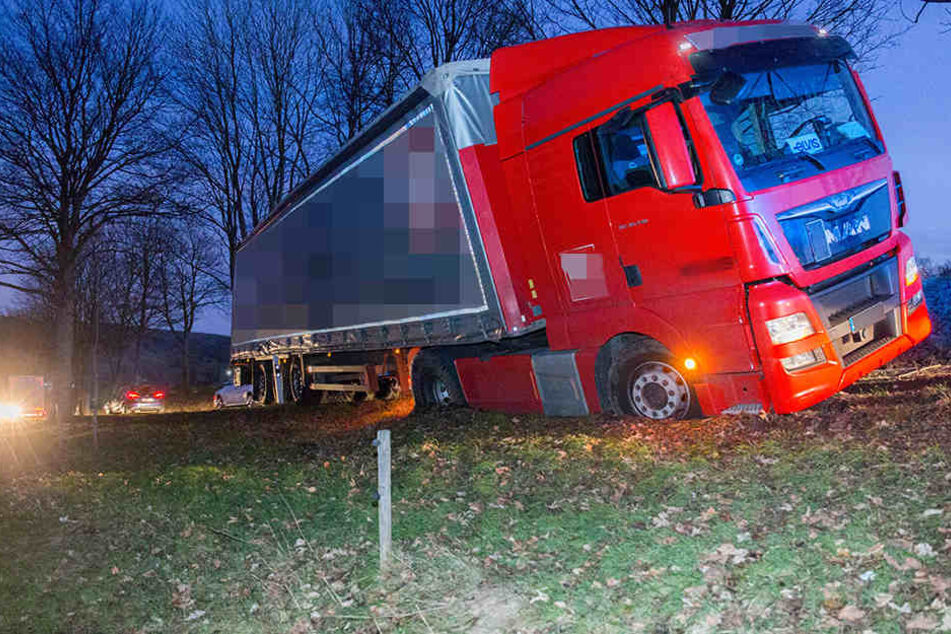 Der Laster hat sich am Straßenrand festgefahren.