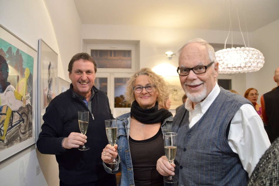 Zur Vernissage der Ausstellung stieß Künstler Sighard Gille (rechts) mit Eckhard Klöthe und Sabine Klemm auf ein gelungenes Buch an.