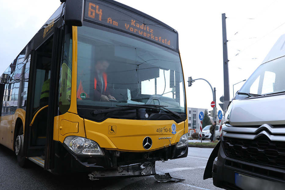 Zwei Fahrgäste wurden im Bus der Linie 64 verletzt.