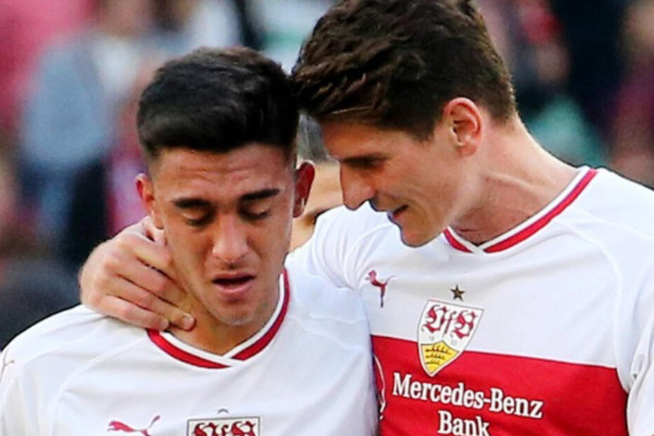 VfB-Star Mario Gomez tröstet seinen Stürmer-Konkurrenten Nicolás González nachdem er im Hinspiel gegen Werder Bremen dutzende Chancen ausließ.