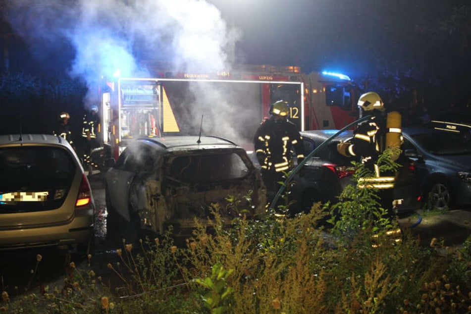 Die Berufsfeuerwehr war schnell vor Ort, konnte jedoch einen Ausbrennen des Wagens nicht mehr verhindern.