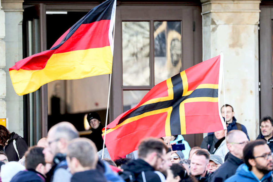 Teilnehmer einer rechten Kundgebung am Chemnitzer Hauptbahnhof.