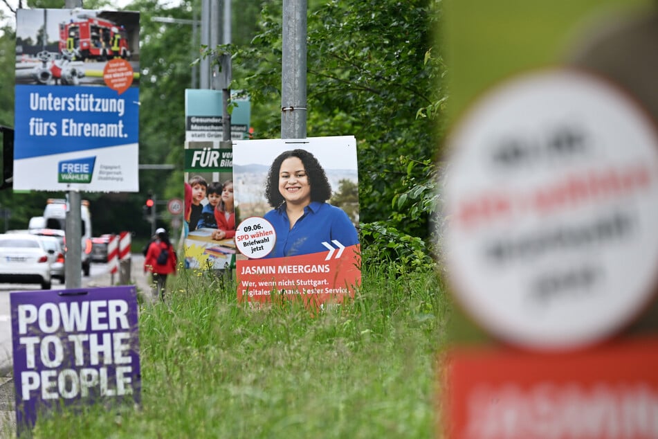 Die Wahlhelfer befestigten am Samstag Plakate an einem Mast. (Symbolbild)