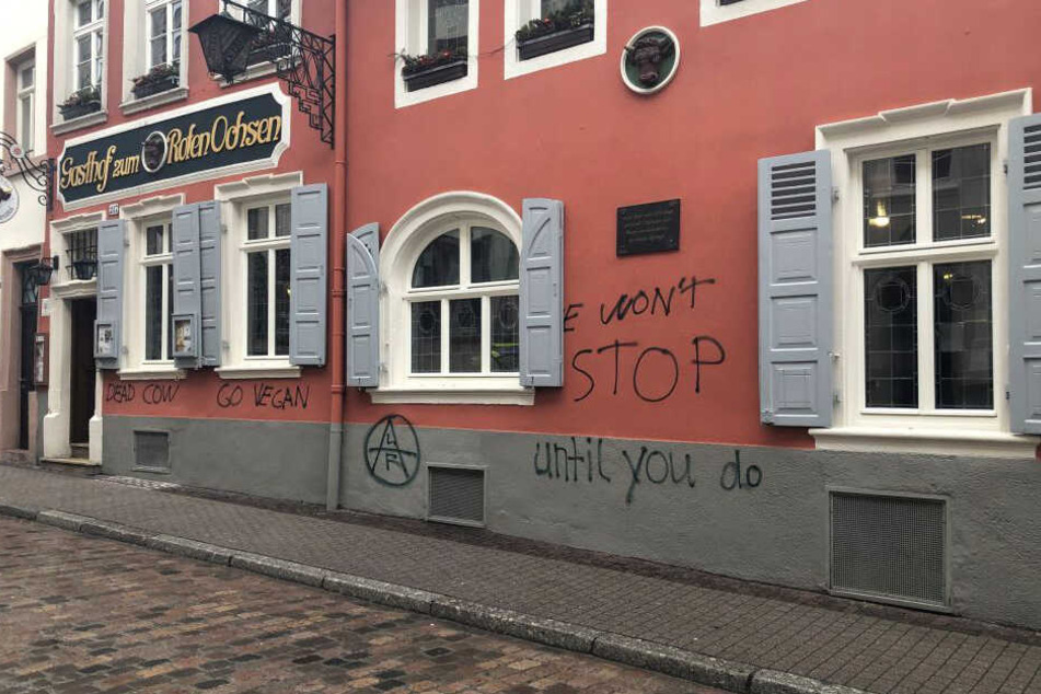 Die Hausfassade wurde mit Parolen beschmiert.