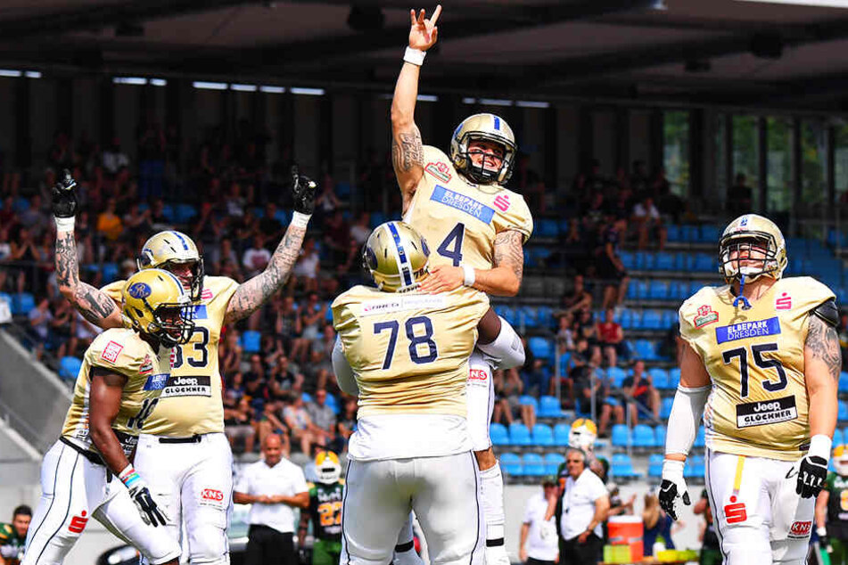 Von links: Die Monarchs KeVonn Mabon, Robert Krejca, Yasir Raji, der den überraschend wieder genesenen Quarterback Zack Greenlee in die Luft hebt und Phillip Most bejubeln einen von sechs Touchdowns.