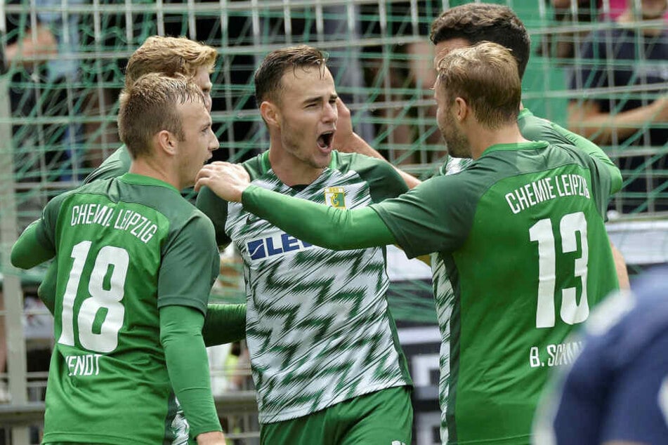 Tomas Petracek (M.) schoss Chemie Leipzig gegen Lichtenberg zum ersten Saisonsieg.