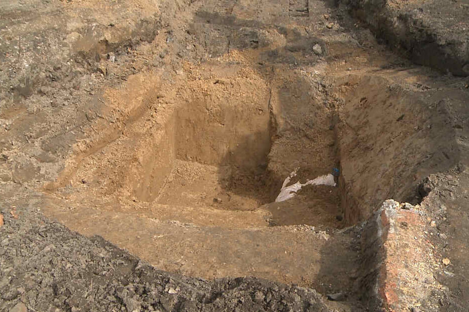 Die Bombe befindet sich abgeschirmt in einem Loch auf der Baustelle.