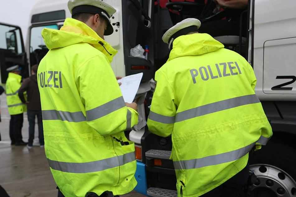 Während der Polizeikontrolle auf der A2 kollabierte der polnische Fahrer. (Symbolbild)
