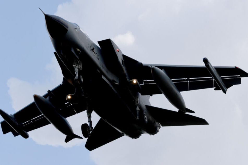 Ein Tornado-Kampfjet im Landeanflug auf den Fliegerhorst Jagel. (Archivbild)