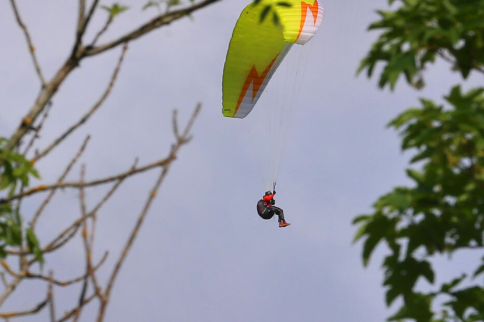 Ein 62-jähriger Gleitschirmflieger ist abgestürzt. (Symbolbild)
