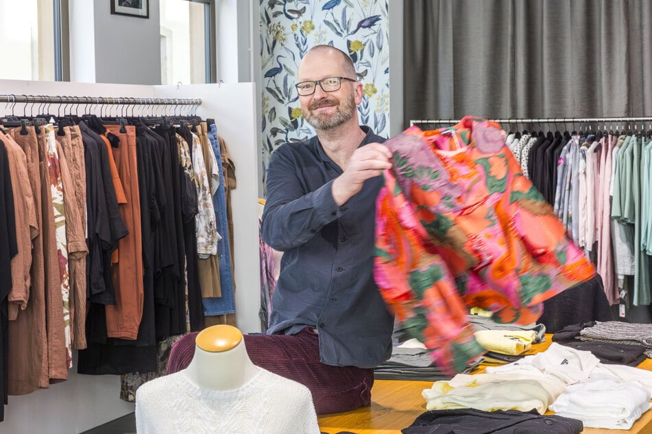 Hagen Mai (54) setzt seit einem Jahr in seiner Boutique auf hochwertige Damen- und Herrenmode.