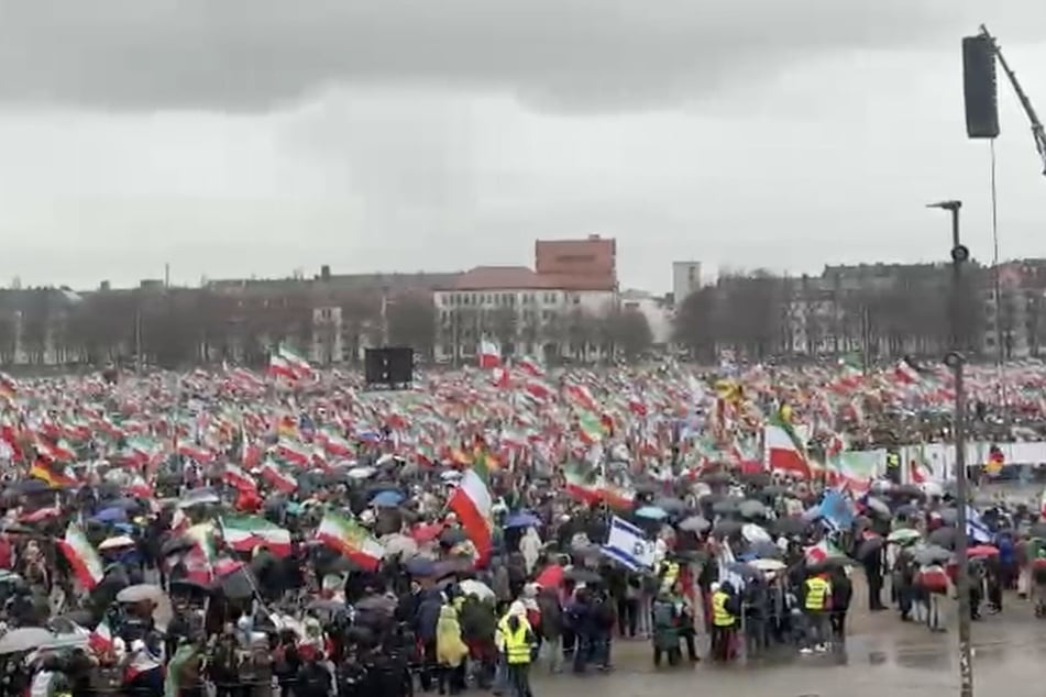 München: Münchner Sicherheitskonferenz: Über 200.000 Menschen bei Iran-Demo, Drohnen über Theresienwiese