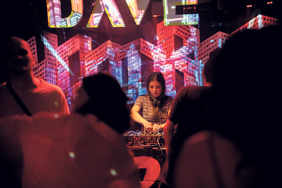Macht der Nacht: DJ Caro Lila bei der HOOD-BASH-Party des DAVE-Festival 2023 im Ostpol.