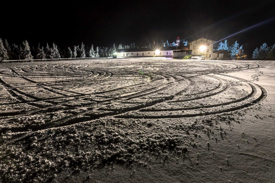 Die Spuren im Schnee zeigen es: Am Fichtelberg treffen sich regelmäßig Drift-Fans und schleudern auf dem Schnee (Archivbild).