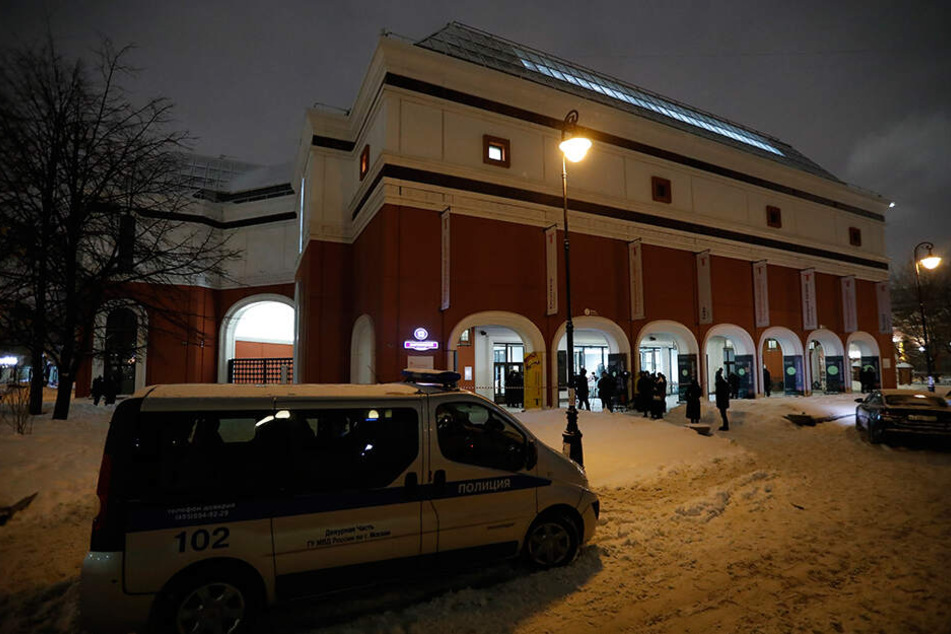 Polizei steht an der staatlichen Tretjakow-Galerie, aus der am Sonntag ein Ölgemälde eines berühmten russischen Landschaftsmalers geklaut wurde.