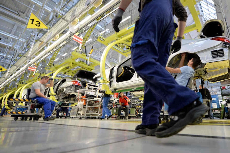 Nach wochenlangem Streit einigte man sich in Stuttgart, dass der Autobauer eigene Batterien herstellen wird. (Symbolbild)