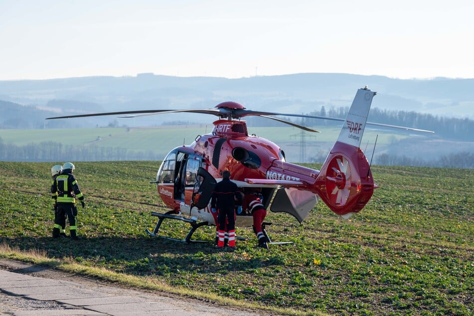 Die VW-Fahrerin wurde mit einem Rettungshubschrauber ins Chemnitzer Klinikum geflogen.