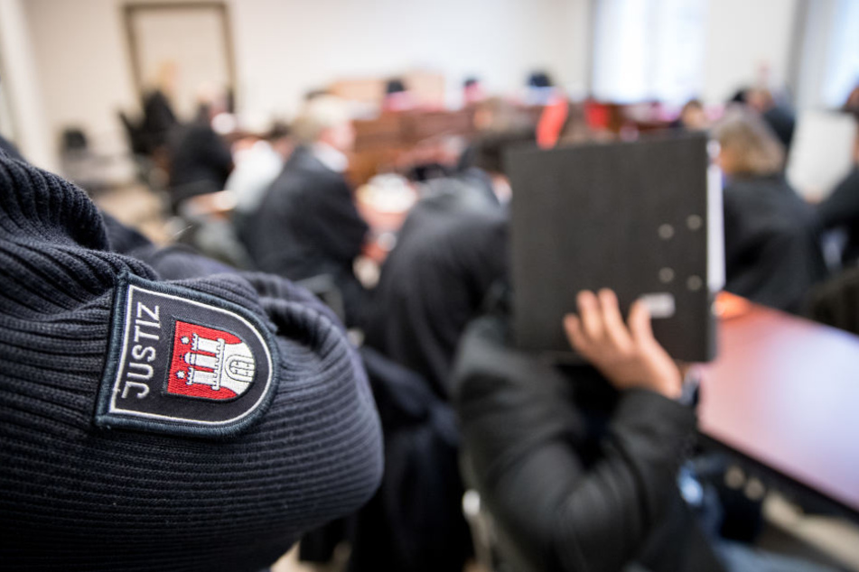 Der 25-jährige muss sich vor dem Oberlandesgericht in Hamburg verantworten. (Symbolfoto)