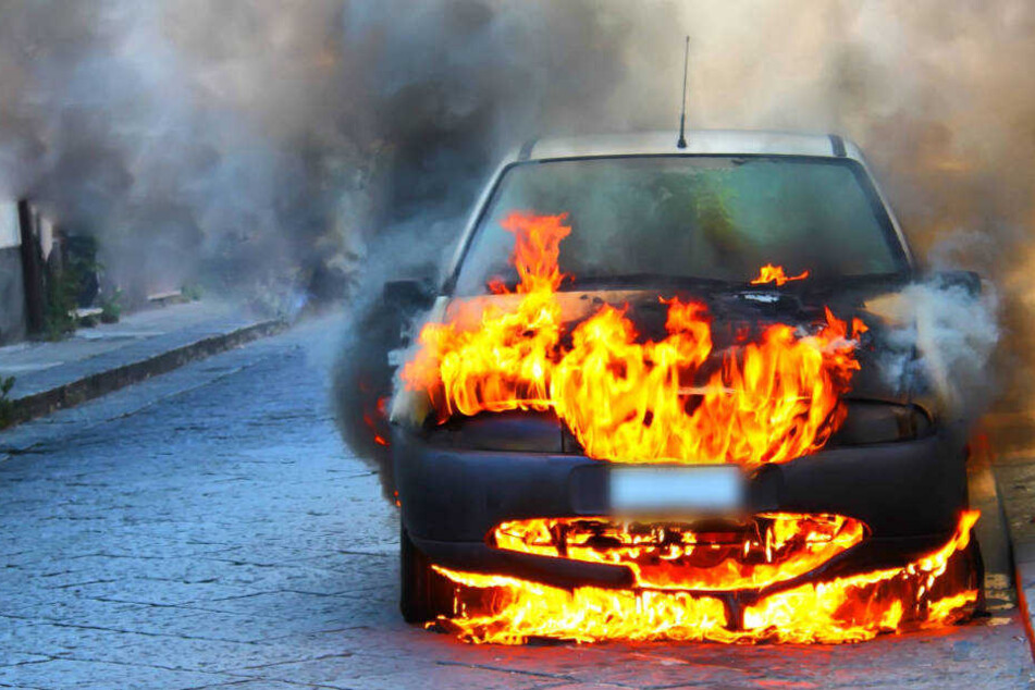 Die Polizei geht davon aus, dass der Wagen vorsätzlich abgefackelt wurde (Symbolbild).