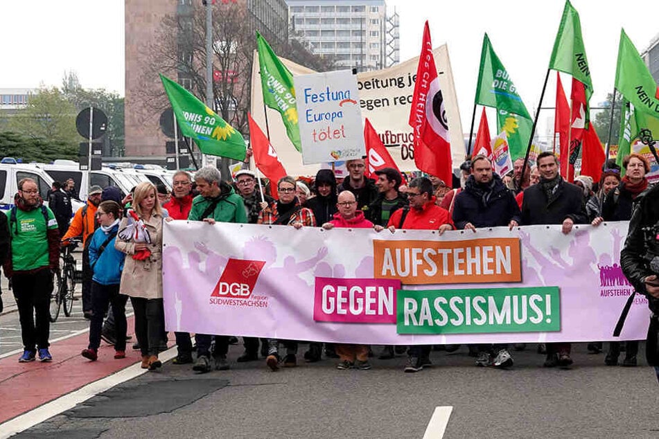 Unter den Teilnehmern bei der Demo von "Aufstehen gegen Rassismus" war unter anderem Wirtschaftsminister Martin Dulig (SPD, 2.v.r.) dabei.
