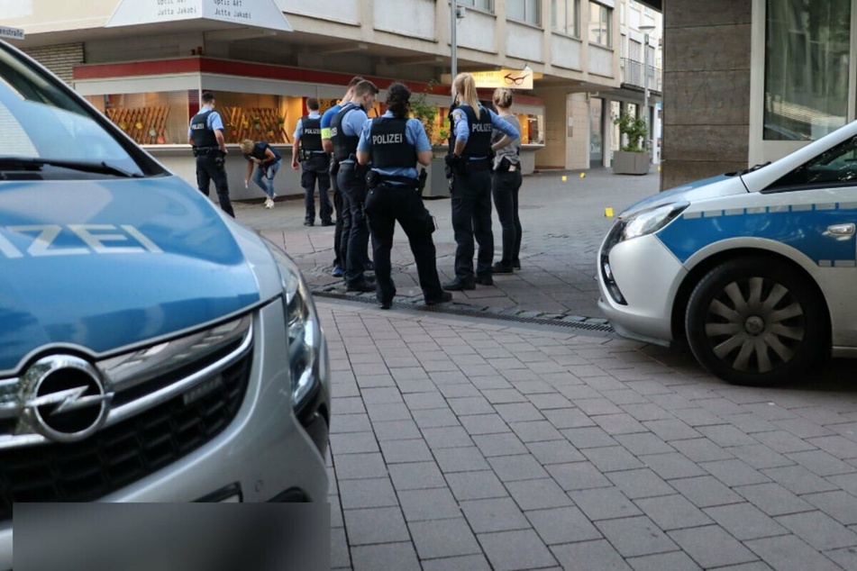 Das Foto zeigt Polizeibeamte am Tatort in Rüsselsheim.