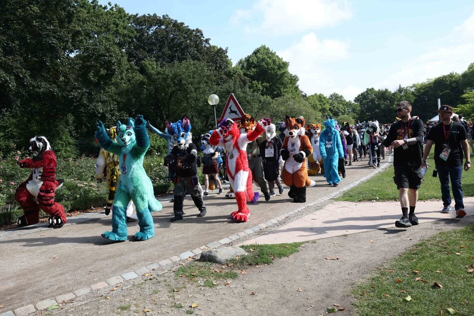 Mit der bunten "Fursuit Parade – The Parade of a Thousand Species" startete die Furry Convention 2026 in Hamburg.