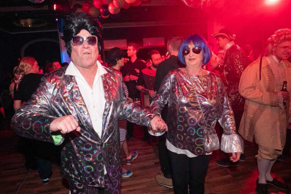 Bunte, wilde und sexy Kostüme, so weit das Auge reicht! „Elvis“ Klaus (61) und seine Katrin (54).