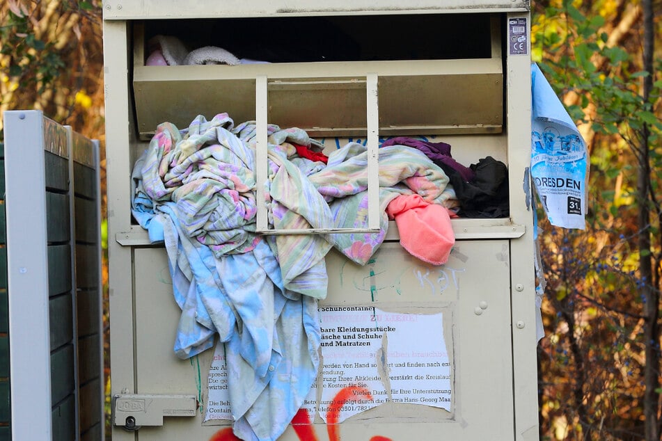Ein überlaufender Container am Omsewitzer Ring (Gorbitz).
