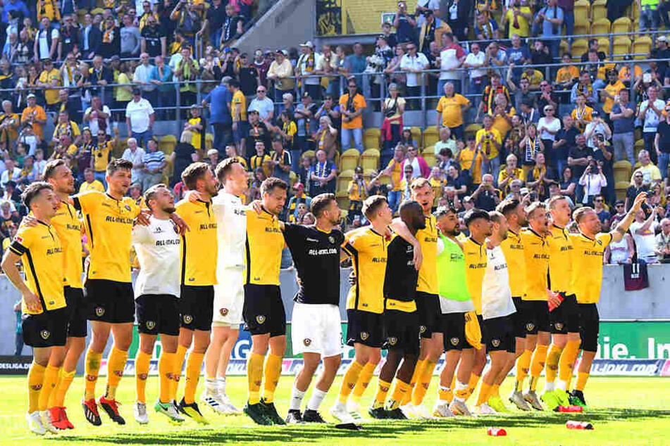 Karneval in Dresden! Die Dynamo-Mannschaft feierte den überraschenden Triumph ausgelassen mit den Fans