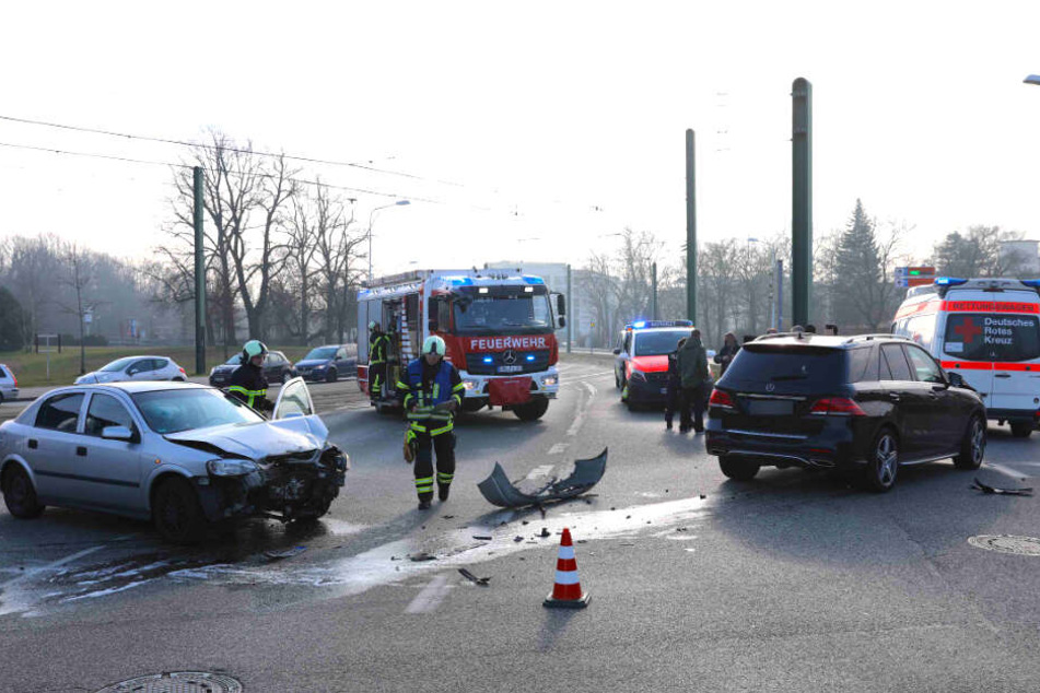 Auf der viel befahrenen Kreuzung liegen Trümmerteile der beschädigten Autos. Aufgrund des Unfalls kam es zu Verkehrsbehinderungen.