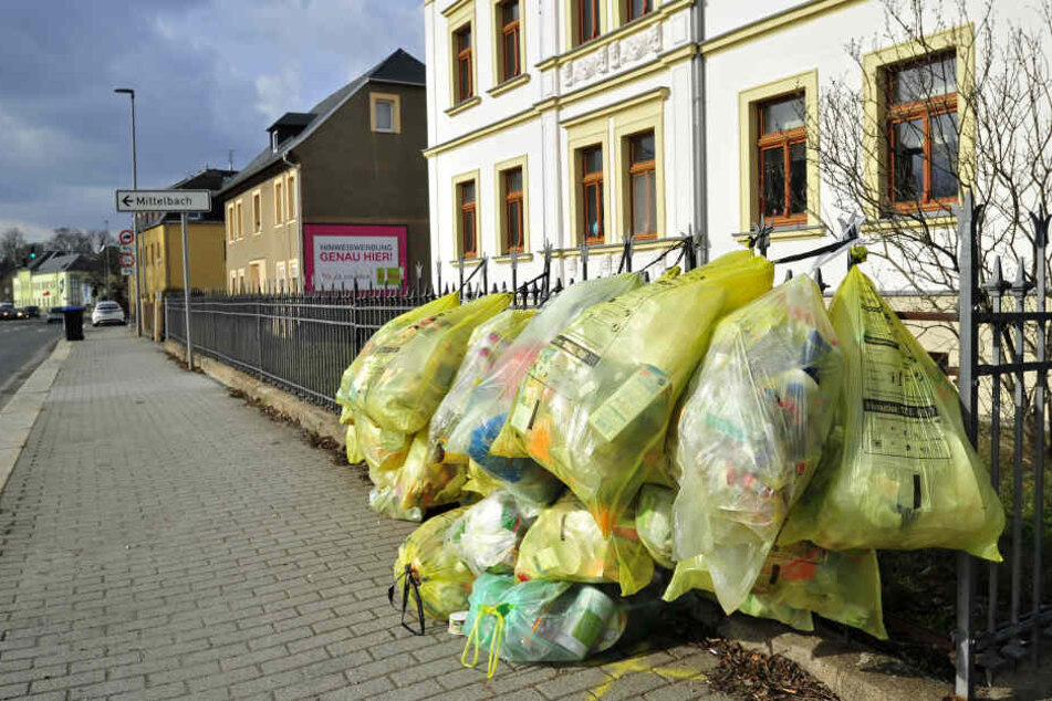 An der Chemnitzer Straße in Grüna stapeln sich die gelben Säcke.