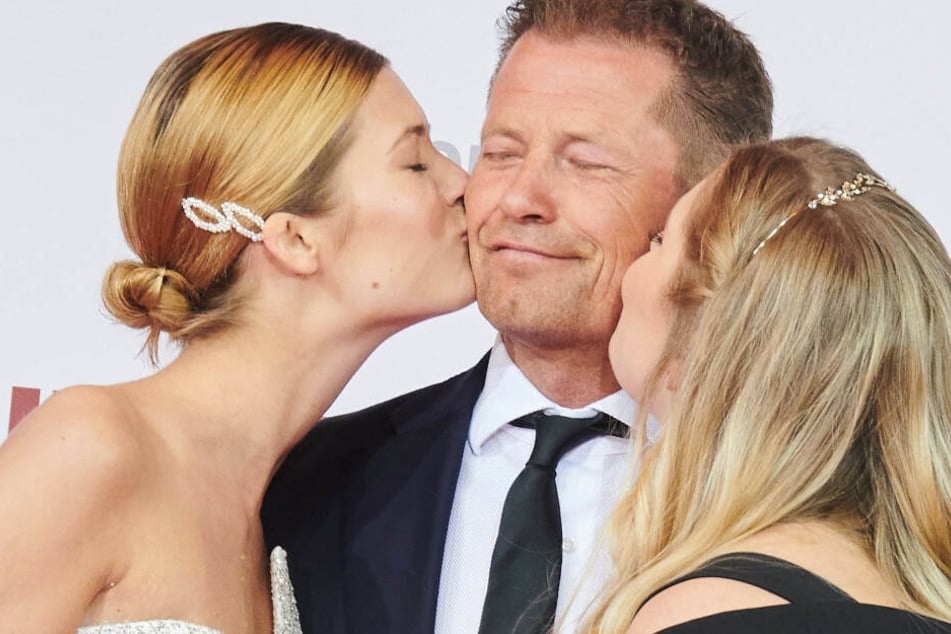 Til Schweiger genießt auf der Premiere am Zoo Palast die Küsschen seiner Töchter Lilli (l) und Luna (r).
