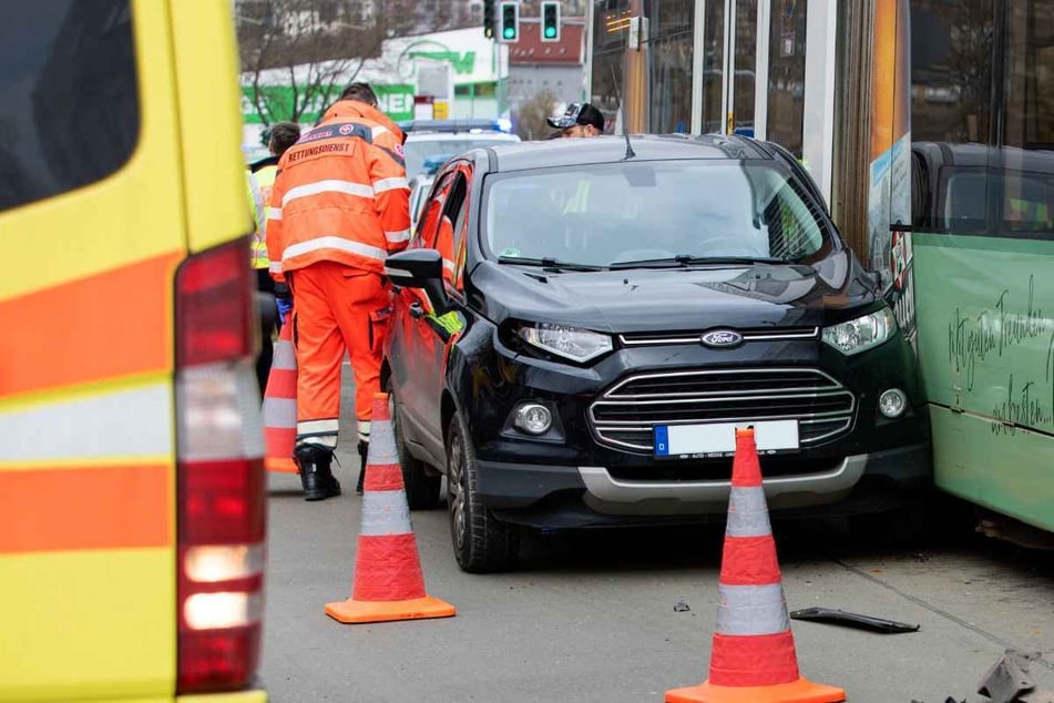 Crash in Plauen: Ford kracht nach verbotenem Wendemanöver mit Straßenbahn zusammen