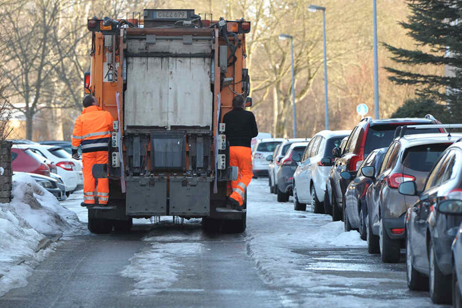 Selbst die Müllmänner des ASR kämpfen gegen das Eis, weil die Kollegen mit dem Räumen nicht hinterherkommen.