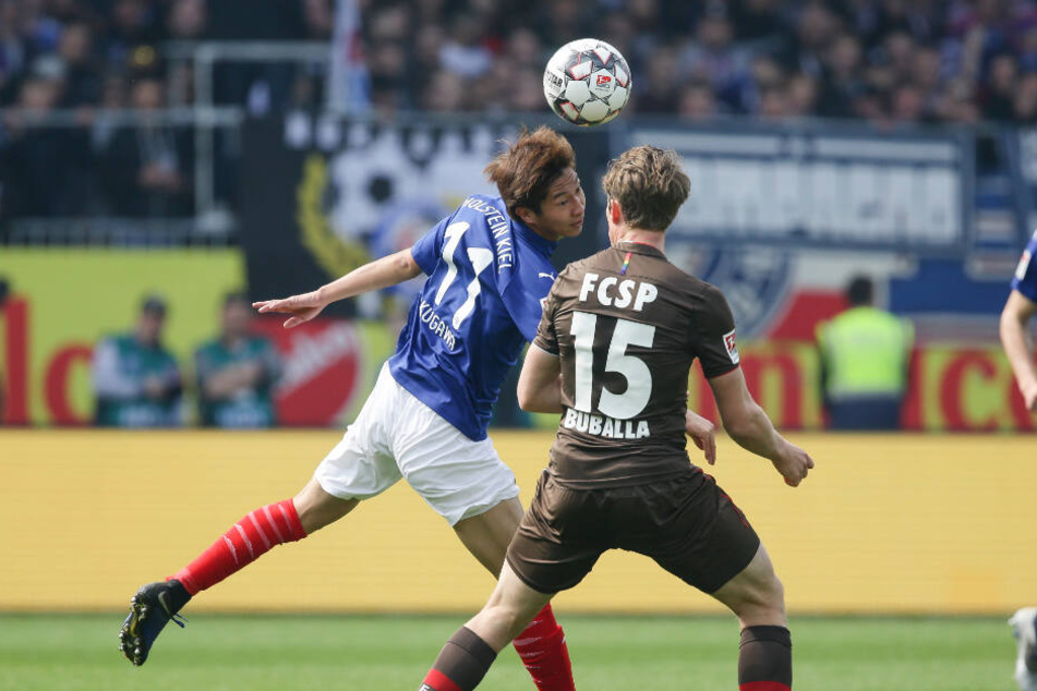 Daniel Buballa kam im Zwiekampf mit Kiels Masaya Okugawa zu spät.