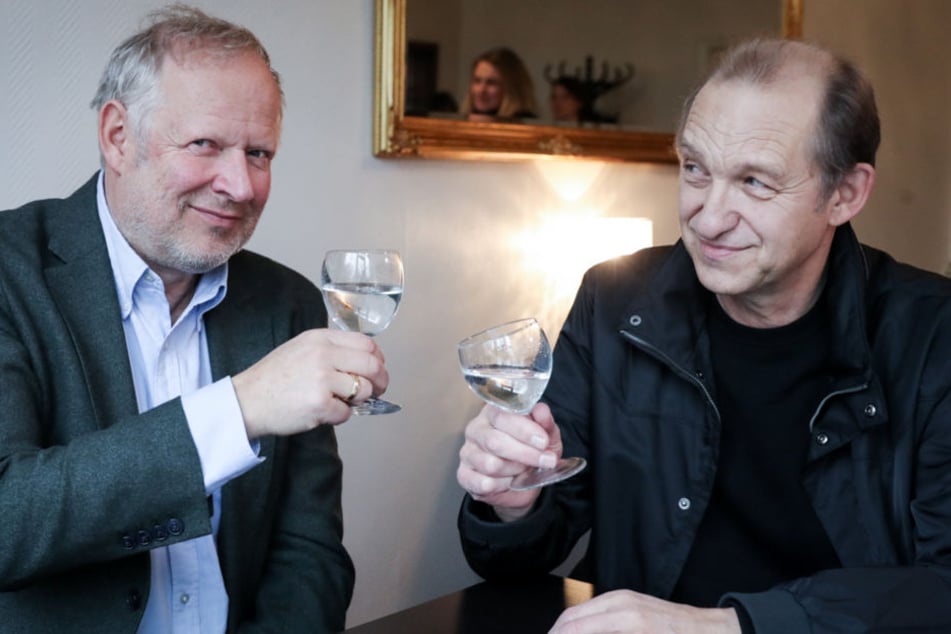 Besser zu erkennen? So wie auf diesem Bild mit Peter Heinrich Brix (rechts) sieht Axel Milberg auch im Kieler Tatort aus.