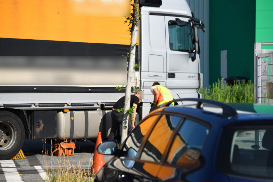 Der Lkw überrollte den Radfahrer.