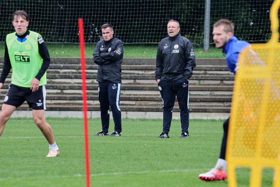 Breitenreiter kommentiert eine Aktion im ersten Training.