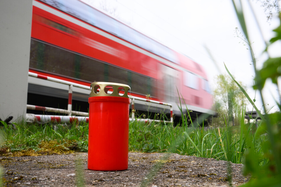 Tödlicher Unfall: Mann läuft auf Gleise und wird von Zug erfasst