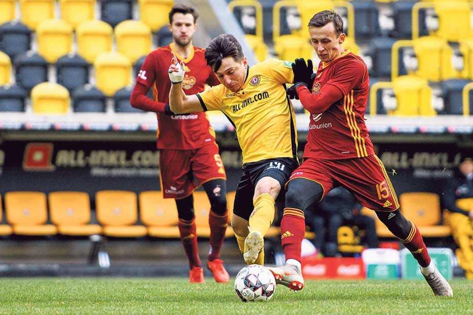 Trotz seiner nur 1,69 Meter Körpergröße ist der dribbelstarke Baris Atik (M.) nur schwer vom Ball zu trennen. Prags Daniel Tetour (r.) versucht es vergeblich.