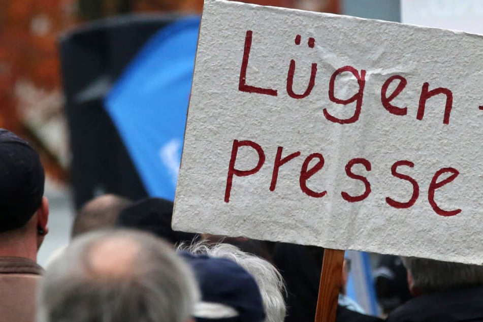 Die Beschimpfung von Journalisten als "Lügenpresse" hat in rechten Kreisen Tradition (Archivbild). Auch die Nationalsozialisten benutzten den Begriff.