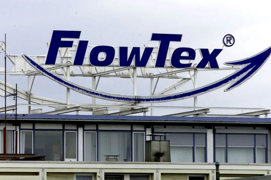 Das Flowtex-Logo auf dem Dach der ehemaligen Firmenzentrale in Ettlingen (Kreis Karlsruhe) im November 2000.