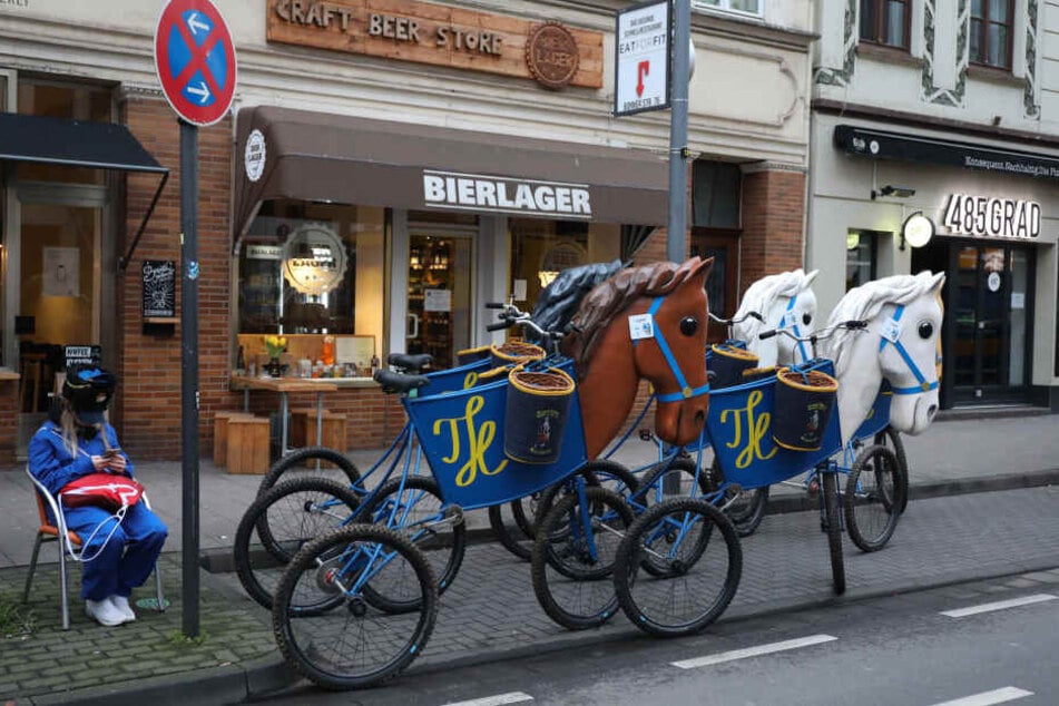 Das Warten auf den Beginn des Rosenmontagszuges in Köln.