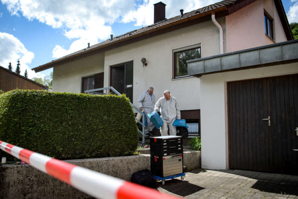 Beamte der Spurensicherung vor dem Haus, in dem der Junge gefunden wurde.