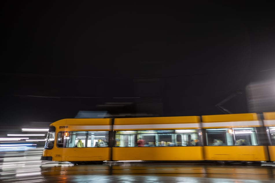 In einer Dresdner Straßenbahn kam es am Samstagabend zu sexuellen Übergriffen. (Archivfoto)