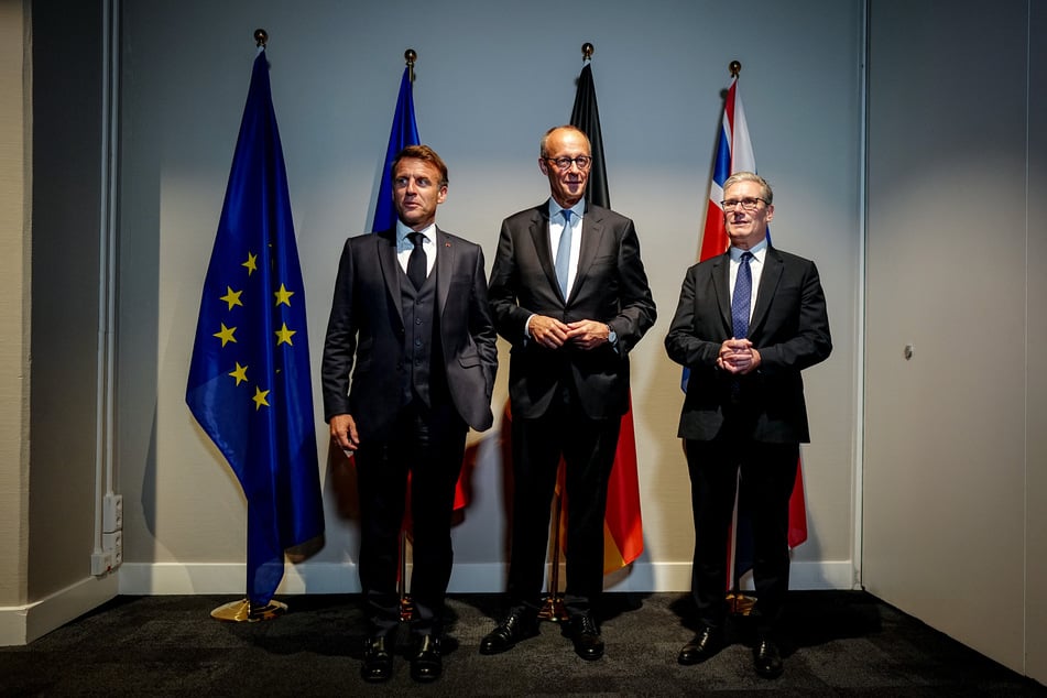 Frankreichs Präsident Emmanuel Macron (48, l.), Bundeskanzler Friedrich Merz (70, CDU, M.) und Keir Starmer (63), Premierminister von Großbritannien.