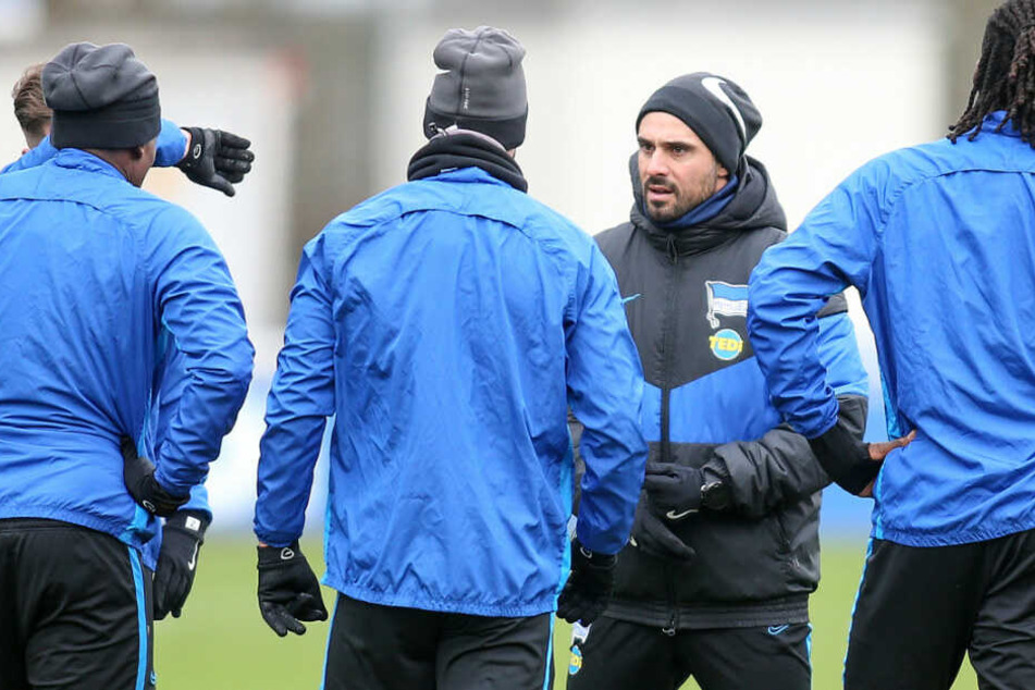 Hertha-Trainer Alexander Nouri spricht zu seinen Spielern.