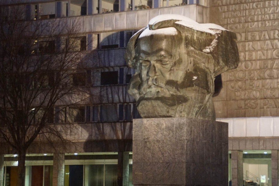 In der Nacht zu Samstag hat das Marx-Monument in Chemnitz eine weiße Haube bekommen.